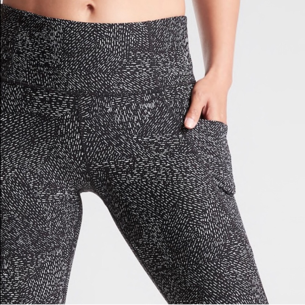 Athleta salutation stash pocket leggings